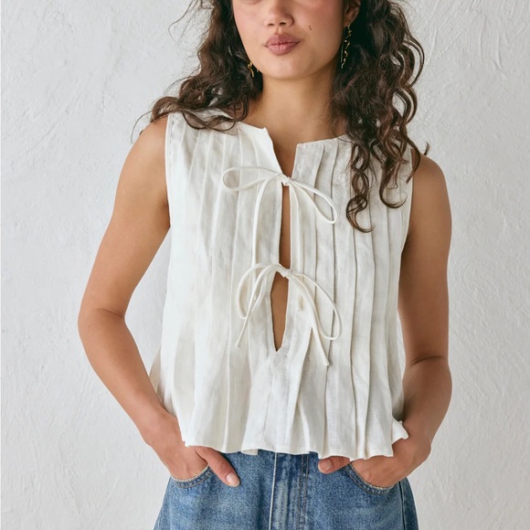 VRG GRL Cream Tie-Back Pleated Sleeveless Blouse - Picture 3 of 4